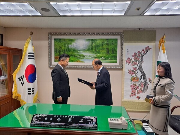 이진삼 충청향우회중앙회 총재(전 육군참모총장·전 체육청소년부장관·전 국회의원)가 22일 오후 4시 서울 중구 장교동 소재 충청향우회중앙회 사무실에서 이경수 부총재에게 위촉장을 수여하고 있다(사진 왼쪽부터 이경수 부총재, 이진삼 총재). / ⓒ 뉴스티앤티