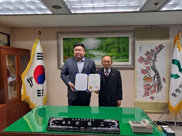 이진삼 충청향우회중앙회 총재(전 육군참모총장·전 체육청소년부장관·전 국회의원)가 22일 오후 4시 서울 중구 장교동 소재 충청향우회중앙회 사무실에서 손희역 총재 특별보좌역에게 위촉장을 수여한 후 기념촬영을 하고 있다(사진 왼쪽부터 손희역 총재 특별보좌역, 이진삼 총재). / ⓒ 뉴스티앤티