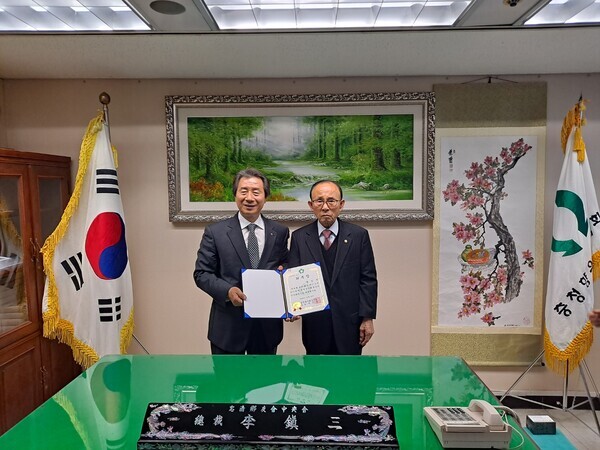 이진삼 충청향우회중앙회 총재(전 육군참모총장·전 체육청소년부장관·전 국회의원)가 22일 오후 4시 서울 중구 장교동 소재 충청향우회중앙회 사무실에서 명인식 산악회장에게 위촉장을 수여한 후 기념촬영을 하고 있다(사진 왼쪽부터 명인식 산악회장, 이진삼 총재). / ⓒ 뉴스티앤티