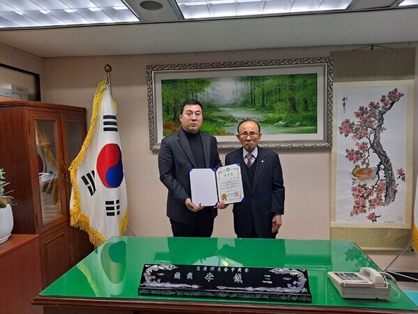 이진삼 충청향우회중앙회 총재(전 육군참모총장·전 체육청소년부장관·전 국회의원)가 22일 오후 4시 서울 중구 장교동 소재 충청향우회중앙회 사무실에서 이무영 청년위원장에게 위촉장을 수여한 후 기념촬영을 하고 있다(사진 왼쪽부터 이무영 청년위원장, 이진삼 총재). / ⓒ 뉴스티앤티