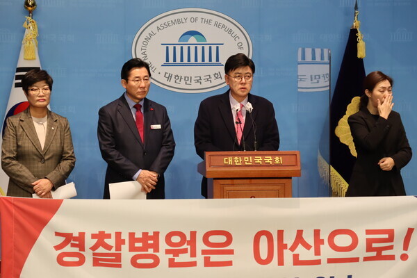 국민의힘 이명수 의원은 22일 오후 2시 20분 국회 소통관에서 박경귀 아산시장·김희영 아산시의회 의장과 함께 '경찰병원 아산설립 대통령공약 이행 촉구'를 위한 기자회견을 개최했다(사진 왼쪽부터 김희영 아산시의회 의장, 박경귀 아산시장, 이명수 의원). / 이명수 의원 제공