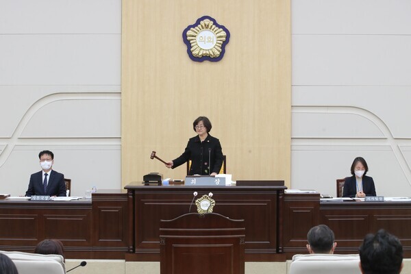 대전 동구의회는 22일 오전 10시 30분 제268회 정례회 제1차 본회의를 개의하고, 오는 12월 16일까지 25일간의 의사일정에 돌입한 가운데, 박영순 의장이 개회를 선언하고 있다. / 대전 동구의회 제공