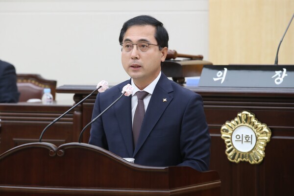 대전 동구의회는 22일 오전 10시 30분 제268회 정례회 제1차 본회의를 개의하고, 오는 12월 16일까지 25일간의 의사일정에 돌입한 가운데, 박희조 동구청장이 시정연설을 하고 있다. / 대전 동구의회 제공