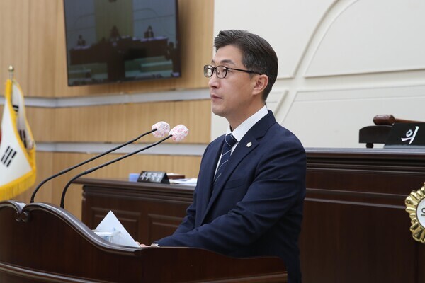 대전 동구의회는 22일 오전 10시 30분 제268회 정례회 제1차 본회의를 개의하고, 오는 12월 16일까지 25일간의 의사일정에 돌입한 가운데, 더불어민주당 이재규 의원이 '맞춤형복지 강화를 위한 통합사례관리사 처우개선' 건의안에 대해 설명하고 있다. / 대전 동구의회 제공