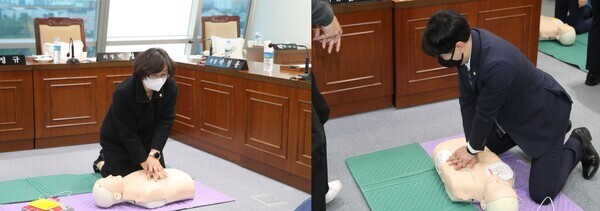 대전 동구의회는 22일 전체 의원 및 전직원을 대상으로 심폐소생술(CPR) 등 응급처치 교육을 실시한 가운데, 박영순 의장과 정용 의원이 실습을 진행하고 있다(사진 왼쪽부터 박영순 의장, 정용 의원). / 대전 동구의회 제공