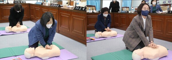 대전 동구의회는 22일 전체 의원 및 전직원을 대상으로 심폐소생술(CPR) 등 응급처치 교육을 실시한 가운데, 박영순 의장과 정용 의원이 실습을 진행하고 있다(사진 왼쪽부터 성용순 의원, 이지현 의원). / 대전 동구의회 제공