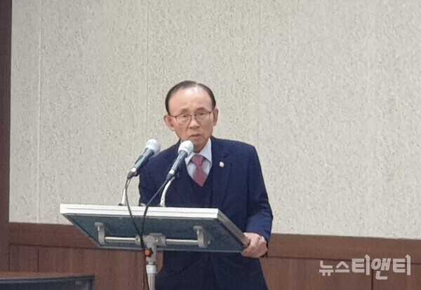 이진삼 충청향우회중앙회 총재(전 육군참모총장, 전 체육청소년부장관, 전 국회의원)가  23일 오전 10시 30분 태안군청에서 통일 안보 특강을 진행하고 있다. / 뉴스티앤티