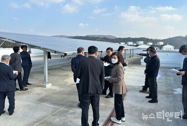 세종시가 23일 전동면 복합커뮤니티센터 건립공사 현장을 찾아 예비 준공검사를 실시하고 있다. (사진=세종시 제공)