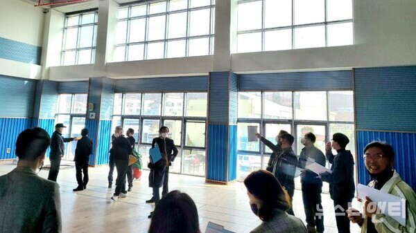 세종시가 23일 전의면 복합커뮤니티센터 건립공사 현장을 찾아 예비 준공검사를 실시하고 있다. (사진=세종시 제공)