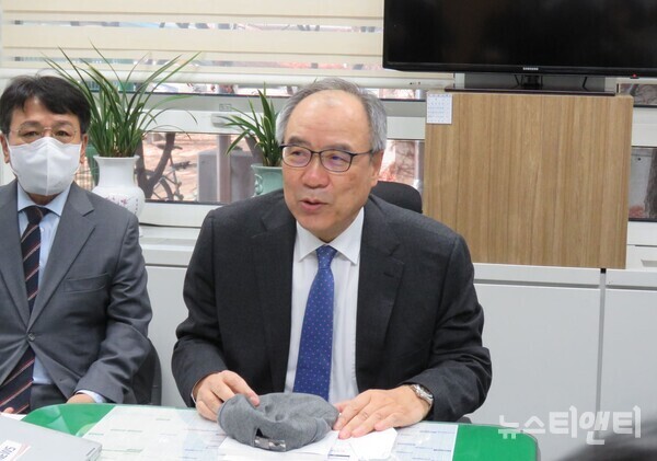 박재묵 더불어민주당 대전시당 혁신위원장이 23일 대전시의회 기자실에서 간담회를 열고 14개 혁신안을 발표하고 있다. / 뉴스티앤티