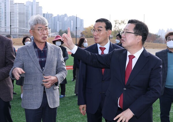 이장우 대전시장이 23일 김광신 중구청장과 함께 중촌 벤처밸리 사업 부지를 살펴보고 있다. / 대전시 제공