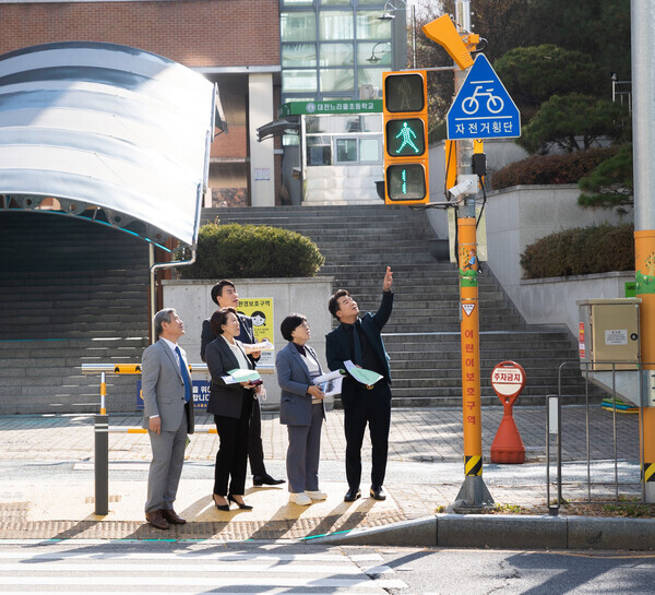 대전 서구의회 도시건설위원회는 지난 21일 7일차 행정사무감사를 실시한 가운데, 오후에 현장활동으로 느리울초등학교 앞 보행자감지기 작동을 확인하고 있다. / 대전 서구의회 제공