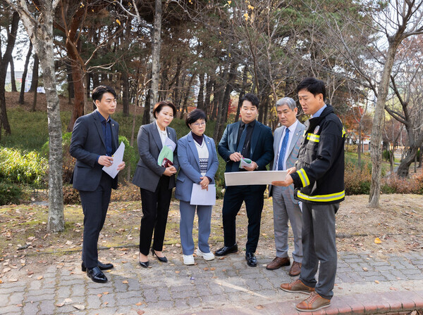 대전 서구의회 도시건설위원회는 지난 21일 7일차 행정사무감사를 실시한 가운데, 오후에 현장활동으로 느리울근린공원을 방문하여 소관 부서장의 설명을 듣고 있다. / 대전 서구의회 제공