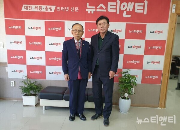 이진삼 충청향우회중앙회 총재(전 육군참모총장, 전 체육청소년부장관, 전 국회의원)가 24일 오후 뉴스티앤티 본사를 방문했다. (사진=왼쪽부터 이진삼 장군, 뉴스티앤티 김강중 대표이사)