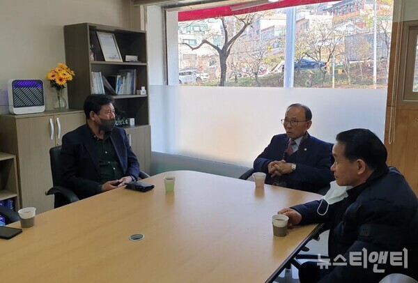 이진삼 충청향우회중앙회 총재(가운데)가 김강중 뉴스티앤티 대표(왼쪽) 및 관계자들과 환담을 나누는 모습