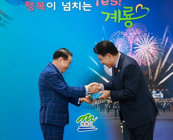 충청향우회중앙회에서 활발한 활동을 전개하고 있는 미국오순절하나님의성회 총회장 홍경표 목사는 24일 오전 11시 30분 계룡시청 시장실에서 이응우 계룡시장에게 2022 계룡세계軍문화엑스포 성공을 위해 홍보차량을 지원한 공로를 인정받아 감사패를 수상하고 있다(사진 왼쪽부터 홍경표 총회장, 이응우 시장). / 뉴스티앤티