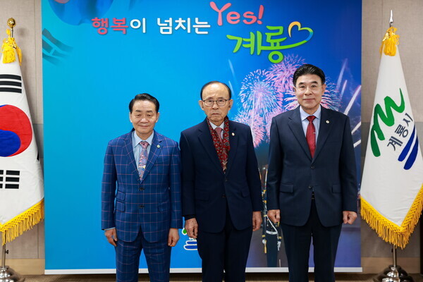 이진삼 충청향우회중앙회 총재(전 육군참모총장, 전 체육청소년부장관, 전 국회의원)와 충청향우회중앙회에서 활발한 활동을 전개하고 있는 미국오순절하나님의성회 총회장 홍경표 목사는 23일 오전 11시 30분 계룡시청 시장실에서 이응우 시장에게 2022 계룡세계軍문화엑스포 성공에 기여한 공로를 인정받아 감사패를 수상한 후 기념촬영을 하고 있다(사진 왼쪽부터 홍경표 총회장, 이진삼 총재, 이응우 시장). / 뉴스티앤티