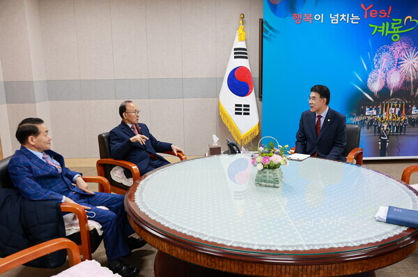 이진삼 충청향우회중앙회 총재(전 육군참모총장, 전 체육청소년부장관, 전 국회의원)와 충청향우회중앙회에서 활발한 활동을 전개하고 있는 미국오순절하나님의성회 총회장 홍경표 목사는 23일 오전 11시 30분 계룡시청 시장실에서 이응우 시장에게 2022 계룡세계軍문화엑스포 성공에 기여한 공로를 인정받아 감사패를 수상한 가운데, 감사패 수상에 앞서 환담을 나누고 있다(사진 왼쪽부터 홍경표 총회장, 이진삼 총재, 이응우 시장). / 뉴스티앤티