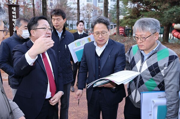 이장우 대전시장이 25일 도시철도 2호선 트램 설계가 진행 중인 한밭대로를 찾아 관계 공무원들과 교통개선 대책을 논의했다. / 대전시 제공