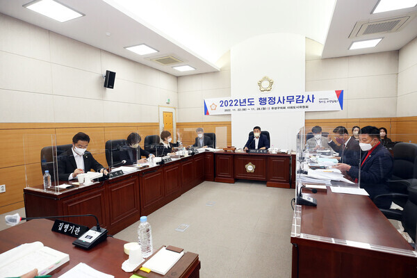 유성구의회 사회도시위원회는 지난 22일부터 24일까지 실시한 행정사무감사를 통해 집행부가 추진하고 있는 업무에 대한 날카로운 지적과 함께 대안을 제시하며 행정의 변화를 주문했다. / 유성구의회 제공