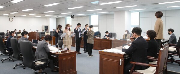 대전 동구의회 행정사무감사 특별위원회는 지난 25일 경제문화국 소관 업무에 대한 감사를 진행한 가운데, 증인들이 선서를 하고 있다. / 대전 동구의회 제공