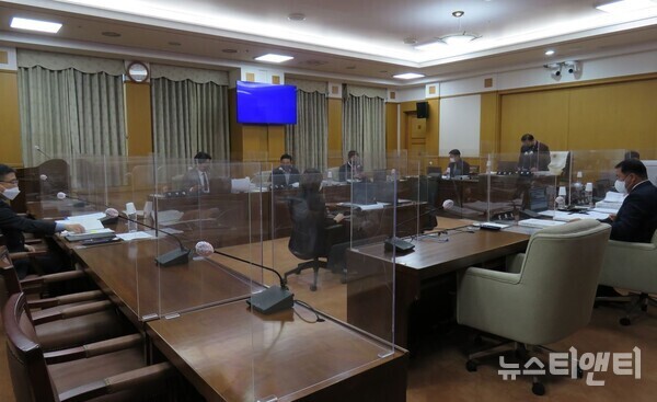 대전시의회 산업건설위원회는 28일 도시주택국과 건설관리본부 소관 조례안 3건, 동의안 3건, 의견청취 3건 및 예산안 1건 등을 심사했다. (사진=대전시의회 산건위) / 뉴스티앤티