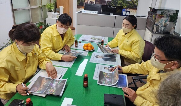 대덕구의회 경제도시위원회가 28일 송촌동행정복지센터에서 행정사무감사의 일환으로 동춘당 야간경관조명 사업과 관련해 집행부 관계자로부터 설명을 듣고 있다. / 대덕구의회 제공