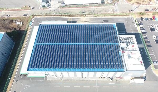 농협경제지주가 28일부터 횡성저온물류센터 태양광발전소를 본격적으로 가동한다. (사진= 횡성저온물류센터 옥상에 설치된 태양광발전소)