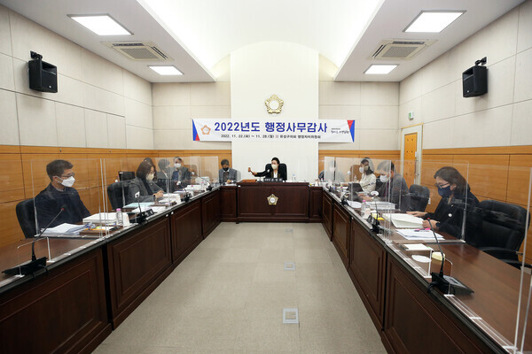 유성구의회 행정자치위원회는 지난 22일부터 28일까지 소관 부서에 대한 고강도 행정사무감사를 진행했다. / 유성구의회 제공