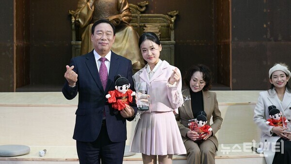 왼쪽부터 최민호 세종시장, 김다현 