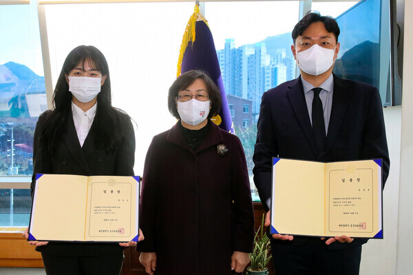 박영순 대전 동구의회 의장은 30일 의장실에서 정책지원관 채용시험에 최종 합격한 2명에게 임용장을 수여했다. / 대전 동구의회 제공