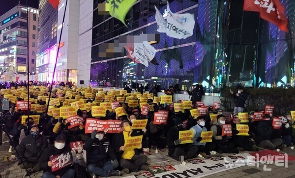 30일 저녁 6시 대전 서구 둔산동 갤러리아 백화점 타임월드 맞은편에서 민주노총 대전본부가 결의대회를 열고 정부를 규탄하고 있다. (사진=뉴스티앤티)