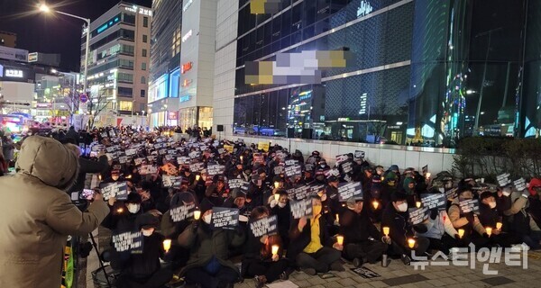 30일 저녁 7시 대전 서구 둔산동 갤러리아 백화점 타임월드 맞은편에서 대전민중의힘이 정부규탄 촛불집회를 열고 이상민 행안부 장관과 한덕수 국무총리의 파면을 촉구하고 있다. (사진=뉴스티앤티)