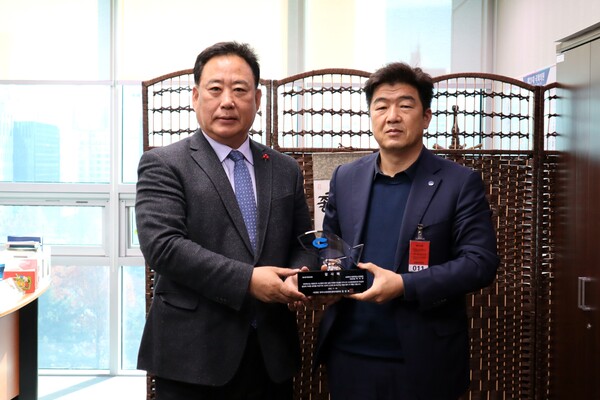 더불어민주당 어기구 의원은 1일 (사)한국수산업경영인중앙연합회로부터 감사패를 수상했다(사진 왼쪽부터 어기구 의원, 김성호 회장). / 어기구 의원 제공