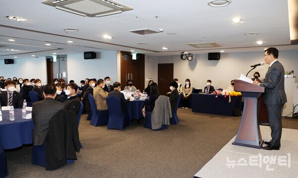 충북도교육청은 1일 오창 제이원 호텔에서 충북교육청노동조합과 2022 노사합동워크숍을 개최했다. (사진=윤건영 교육감이 인사말을 하는 모습  / 충북교육청 제공)