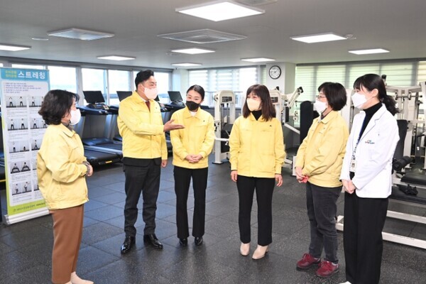 대덕구의회 경제도시위원회 소속 의원들이 지난 1일 보건소에 대한 행정사무감사의 일환으로 법2동에 위치한 '대덕구치매안심센터'와 '대덕구남부건강생활지원센터'를 찾아 치매예방 서비스를 비롯한 건강증진 사업 운영 현황을 점검하고 있다. / 대덕구의회 제공