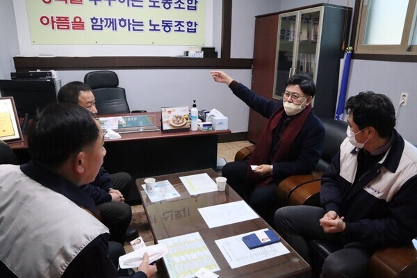 국민의힘 이명수 의원은 5일 (주)신원을 방문하여 건강한 노사 문화 정착과 지역 현장 근로자들의 생생한 목소리를 들었다. / 이명수 의원 제공