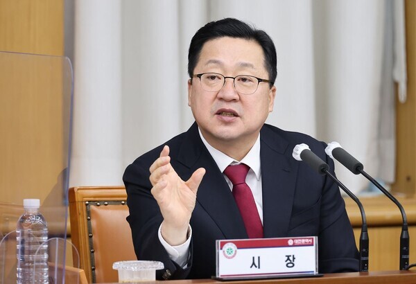 이장우 대전시장이 대표적인 시정 난맥상으로 도시철도 2호선 트램과 유성복합터미널, 장대교차로 입체화 사업을 꼽으며 민선7기를 이끈 전임 시장에 대한 비판을 쏟아냈다. / 대전시 제공