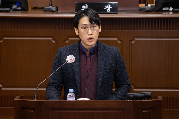 대전 서구의회는 지난 5일 국민의힘 홍성영 의원이 제273회 제2차 정례회 제2차 본회의에서 민선 8기 공약사업 전반에 대해 구정질문을 진행했다고 밝혔다. / 대전 서구의회 제공