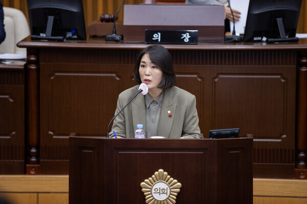 대전 서구의회는 지난 5일 더불어민주당 최지연 의원이 제273회 제2차 정례회 제2차 본회의에서 구청장의 임기 초반 6개월은 정책 비전을 보여야 하는 중요한 시기라고 강조하며 구정질문을 진행했다고 밝혔다. / 대전 서구의회 제공