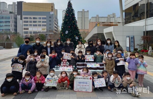 종촌어린이집이 지난 6일 김장담그기 행사를 열고 직접 담근 김치를 어려운 이웃에게 기부했다. 