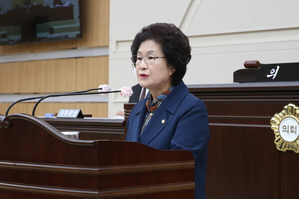 대전 동구의회는 8일 제268회 제2차 정례회 제2차 본회의를 개의하고, 2022년도 제3회 추가경정예산안과 조례안·동의안 등 총 14건의 안건을 의결한 가운데, 오관영 예산결산특별위원장이 제3회 추가경정예산안 심사 결과를 발표하고 있다. / 대전 동구의회 제공