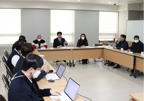 더불어민주당 충남도당은 9일 오전 11시 도당 회의실에서 충남의 사회적경제 분야에 대한 실태조사와 성과를 분석하는 용역 착수 보고회를 개최했다. / 더불어민주당 충남도당 제공