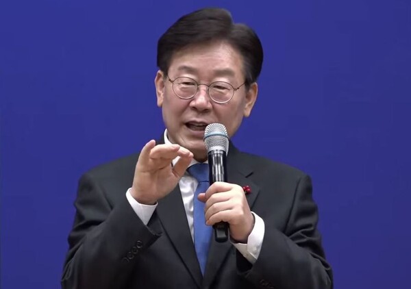 더불어민주당 이재명 대표가 13일 대전 유성문화원에서 열린 '찾아가는 국민보고회'에서 발언을 하고 있다.