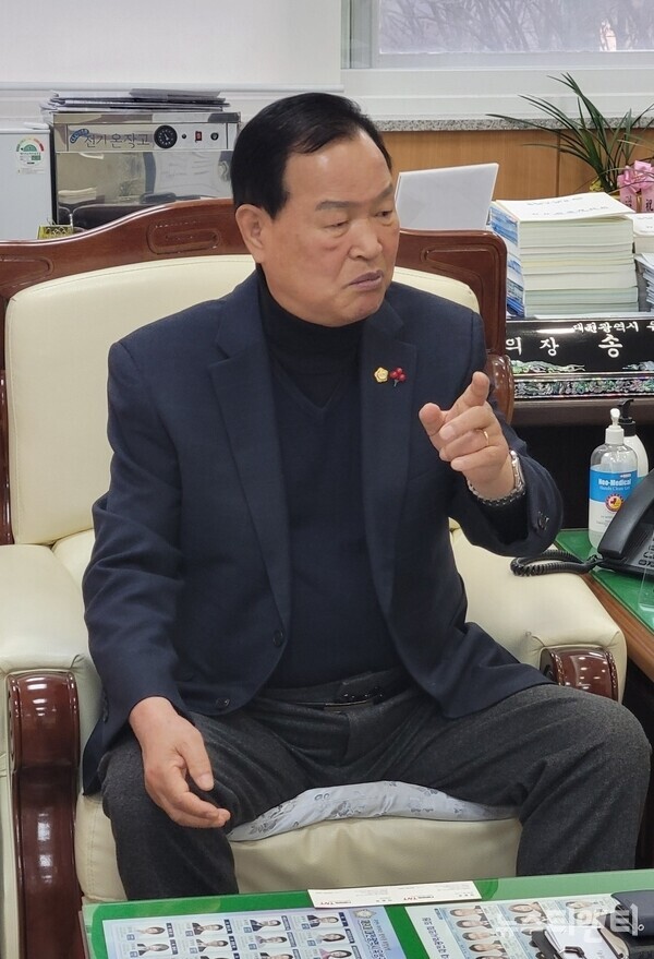 송봉식 대전 유성구의회 의장이 뉴스티앤티와의 인터뷰에서 질문에 답변하고 있다. (사진=뉴스티앤티)