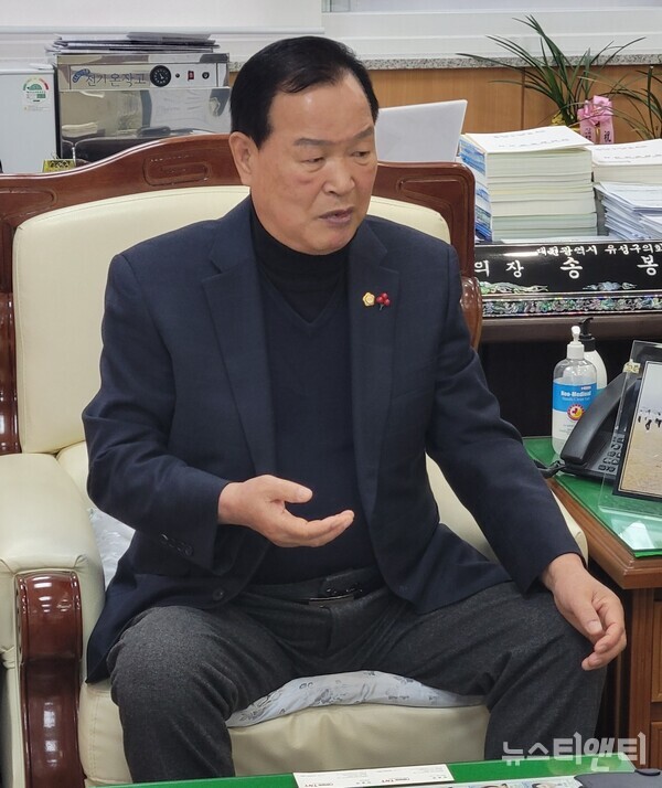 송봉식 대전 유성구의회 의장이 뉴스티앤티와의 인터뷰에서 질문에 답변하고 있다. (사진=뉴스티앤티)