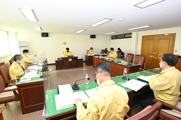 대덕구의회는 지난 9일을 시작으로 14일까지 상임위원회별 약 5,300억원 규모의 2023년 본예산에 대한 심사를 진행한 가운데, 행정복지위원회 소속 의원들이 2023년 예산을 심사하고 있다. / 대덕구의회 제공