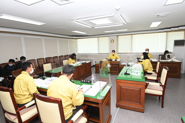 대덕구의회는 지난 9일을 시작으로 14일까지 상임위원회별 약 5,300억원 규모의 2023년 본예산에 대한 심사를 진행한 가운데, 경제도시위원회 소속 의원들이 2023년 예산을 심사하고 있다. / 대덕구의회 제공