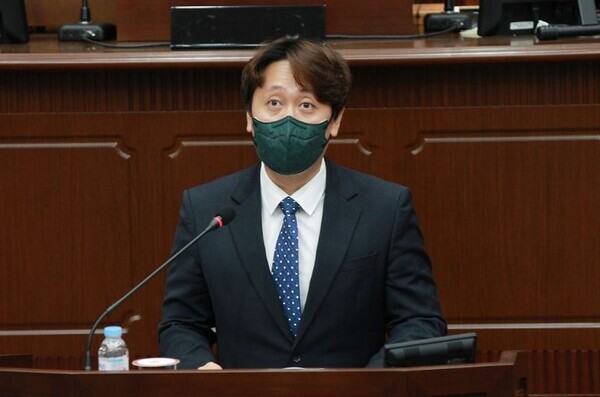 대전 서구의회 더불어민주당 최규 의원이 지난 16일 제271회 정례회 제1차 본회의 5분 자유발언을 통해 지역 대형건설공사장과 인근 지역 소상공인 상생 방안을 제안하고 있다. / 대전 서구의회 제공