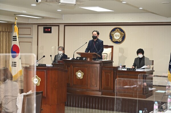 대전 중구의회는 16일 제247회 제2차 정례회 제4차 본회의를 개최하여 2023년도 예산안을 의결하고, 이번 정례회 일정을 모두 마무리한 가운데, 윤양수 의장이 폐회사를 하고 있다. / 대전 중구의회 제공